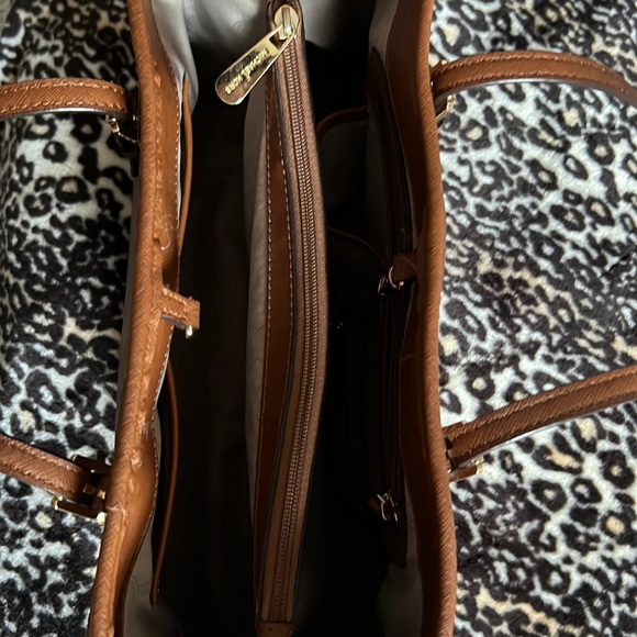 it's pretty, it's medium. I bless it why don't I use it only used 2 times - Picture 2 of 9